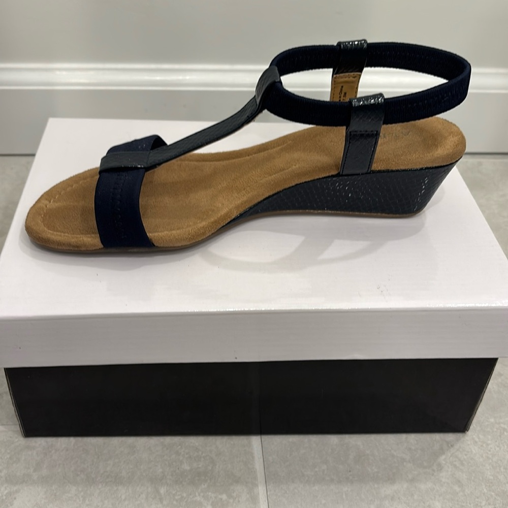 Alfani Women’s 2in navy sandal in size 7.5